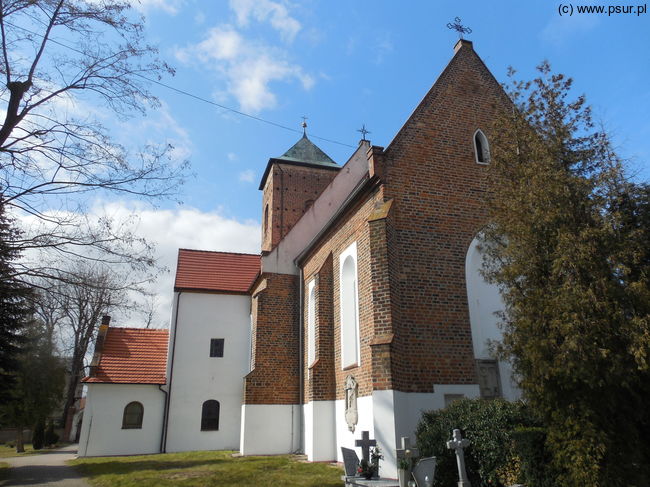 Gotycki kościół na tle błękitnego nieba