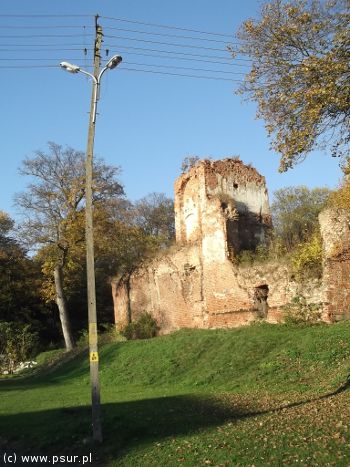 Krzywy słup na tle średniowiecznego zamku
