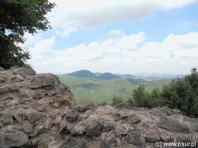 Fragment murów zamku, a za nim widok