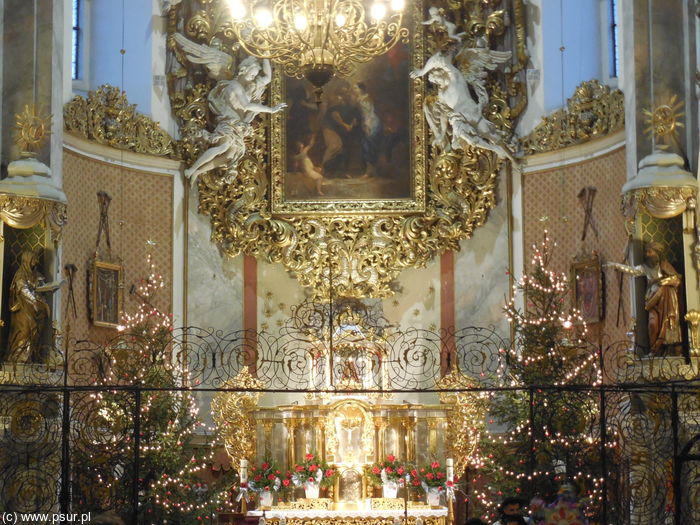 Barokowe prezbiterium, w tle obraz i choinki