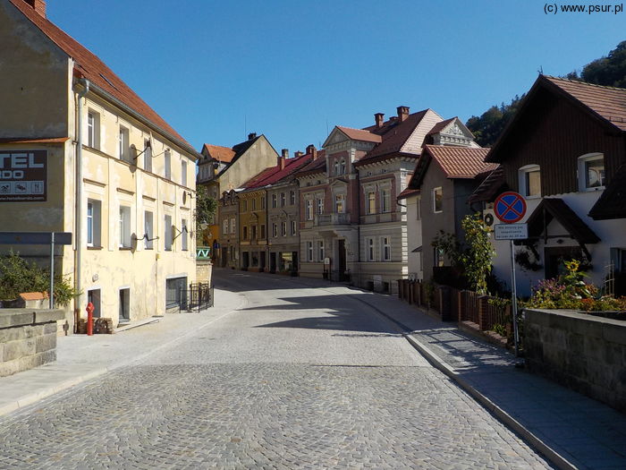 Kamienice przy drodze w słoneczny dzień