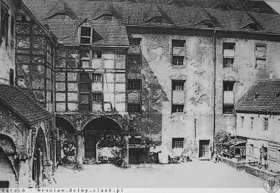 Zamek w Brzegu w 1930 roku: zaniedbany, bez krużganków