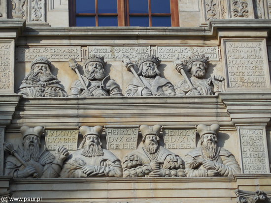 Władcy Polski i Śląska - rzeźby na budynku bramnym