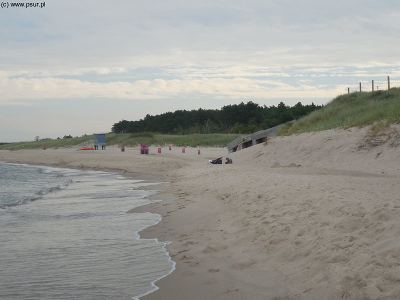 Plaża w Bobolinie, po prawej widoczne betonowe bloki