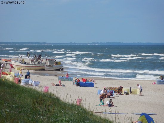 Widok na plażę z kutrami