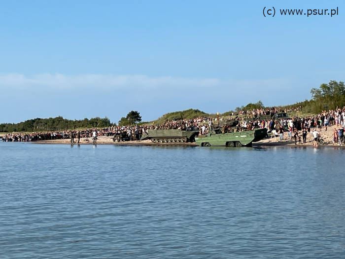 Pojazdy wojskowe na plaży