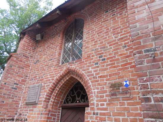 Wejście do ceglanego kościoła