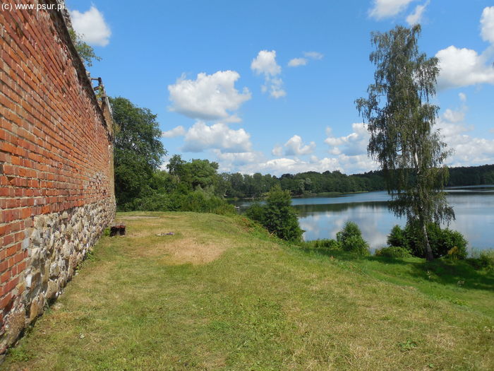 Mury zamku, w tle jezioro