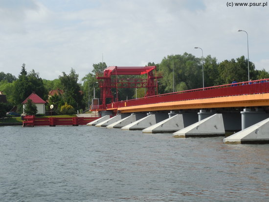 Most w Dziwnowie widziany z boku, duże betonowe przęsła, most czerwony