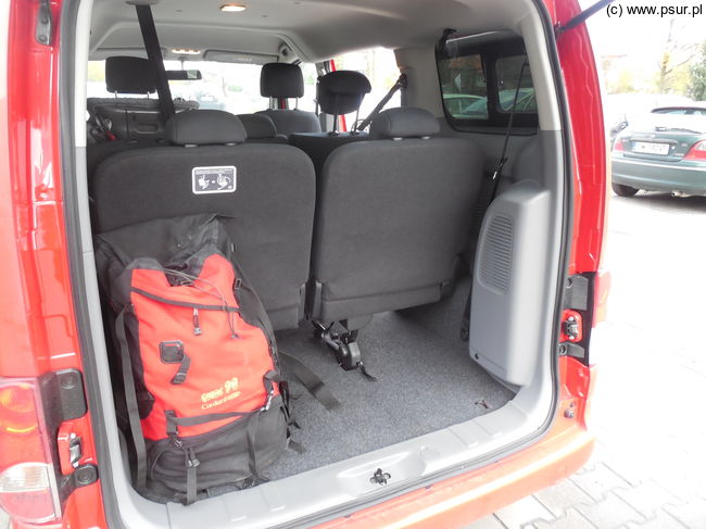 Nissan Evalia - 90-litrowy plecak w bagażniku pozostawia wciąż dużo wolnej przestrzeni