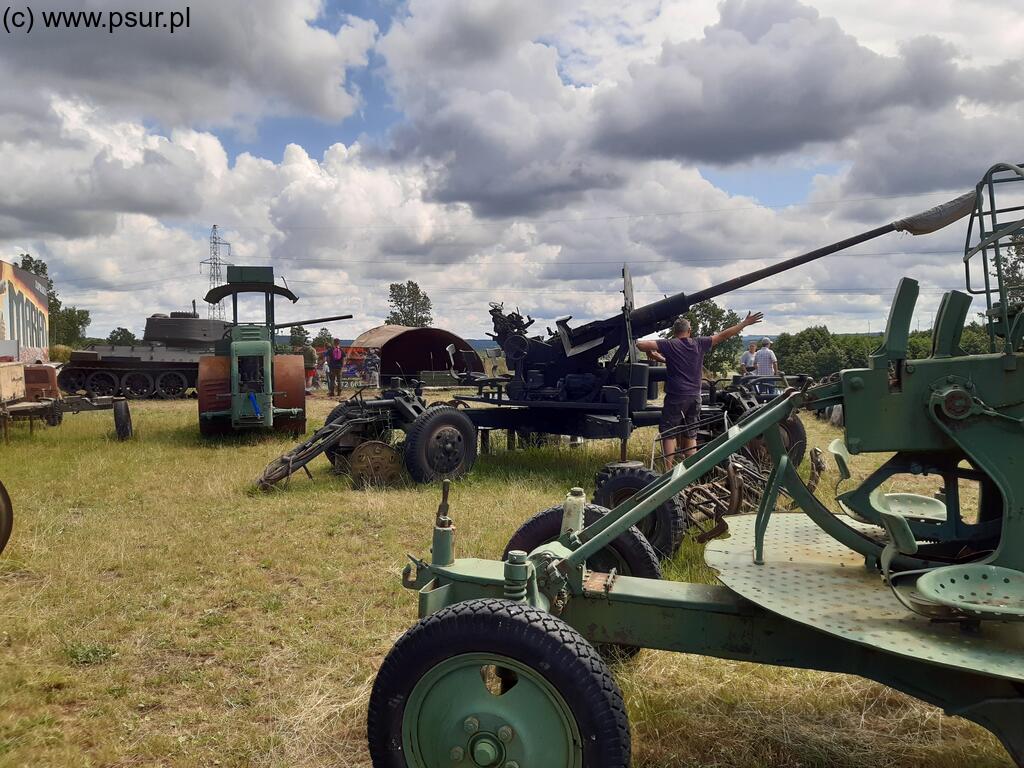 Armata, czołg na placu przed muzeum