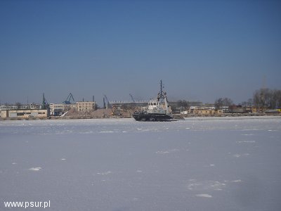 Luty 2011: holownik Heros pokonuje morze lodu