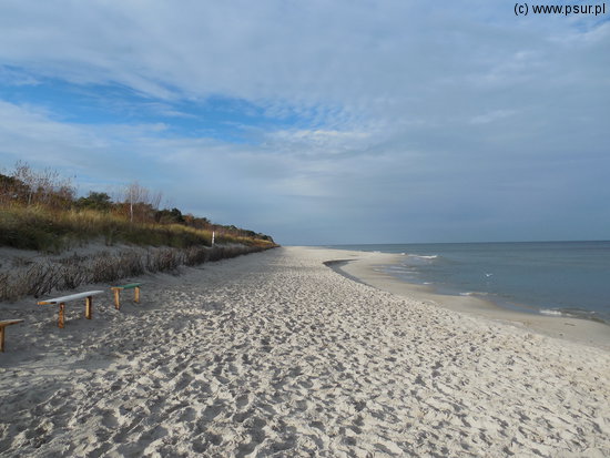 Pusta plaża w promieniach Słońca