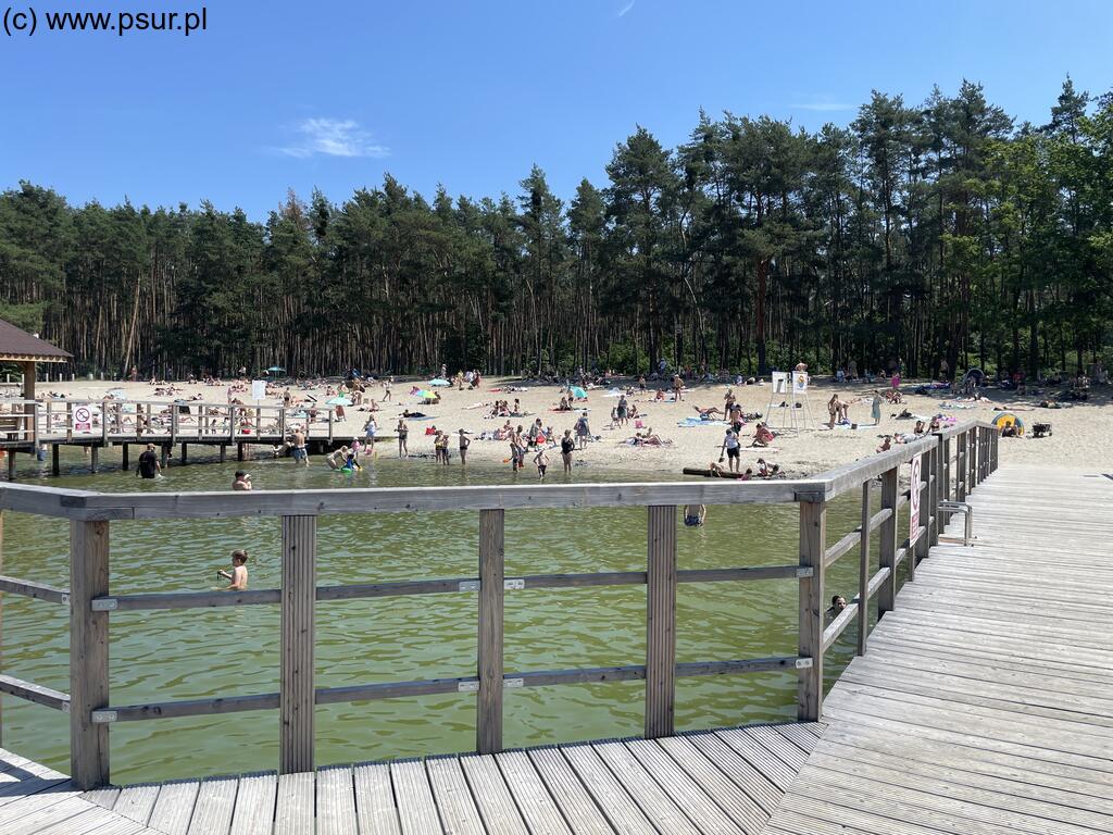 Widok na plażę z pomostu