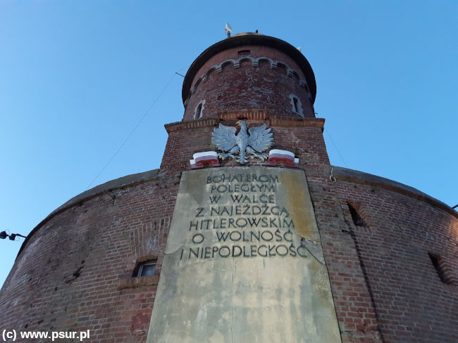 Napis na latarni: Bohaterom poległym w walce z najeźdźcą hitlerowskim o wolność i niepodległość