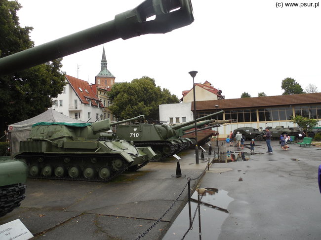 Czołgi na dziedzińcu muzeum