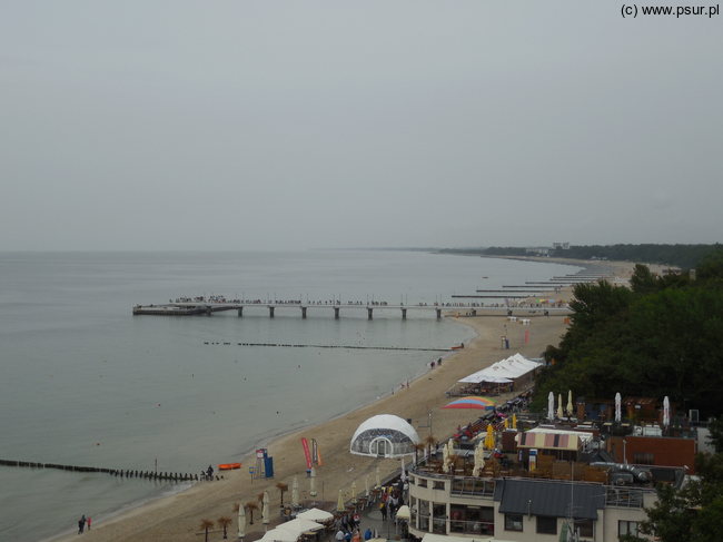 Plaża oraz molo widziane z latarni w deszczowy dzień