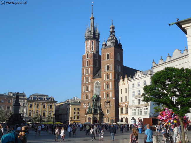 Dwie wieże kościoła na tle niebieskiego nieba