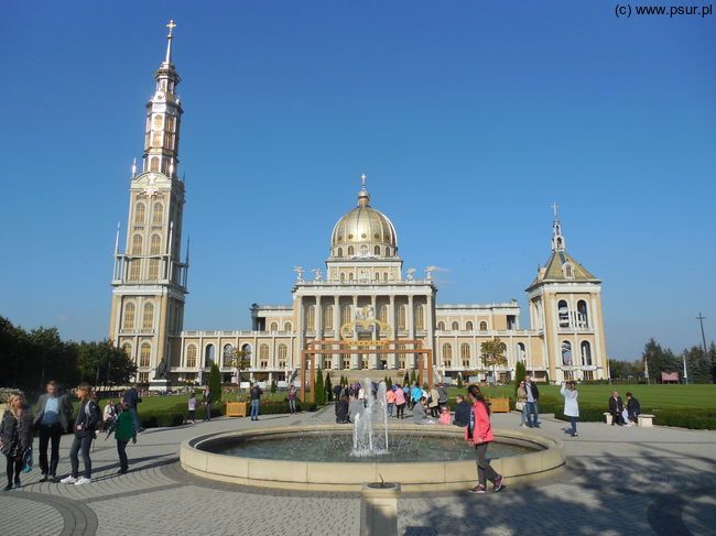 Widok na Bazylikę w słoneczny dzień, na pierwszym planie fontanna