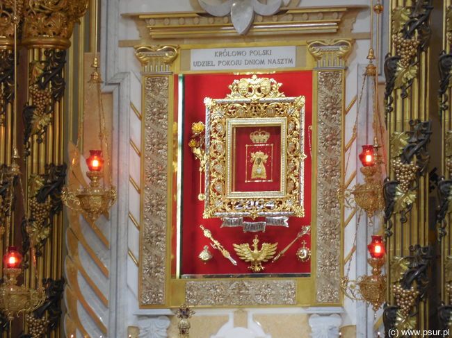 Obraz Matki Bożej Licheńskiej - niewielki wizerunek na czerwonym tle
