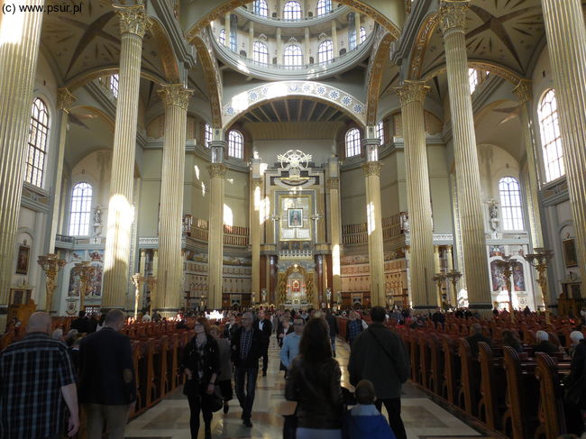 Wnętrze Bazyliki, widok w kierunku prezbiterium, z ogromnej kopuły pada światło