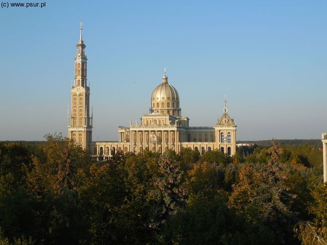 Ogromna biało-złota bazylika widziana z oddali