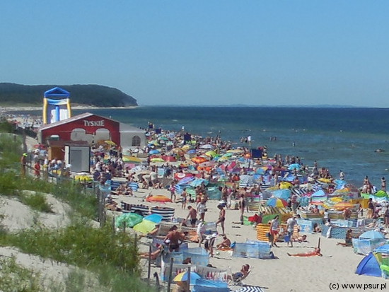 Międzywodzie - plaża w centrum: tłok, namiot piwny...