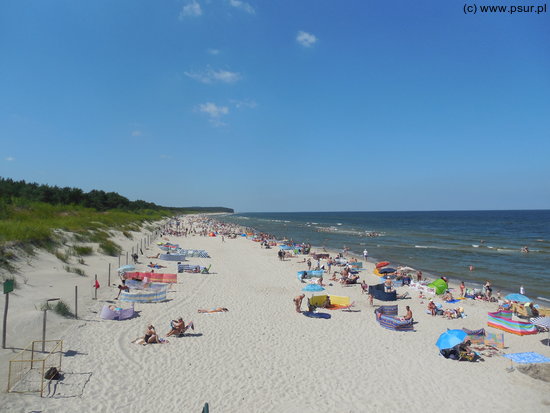 Międzywodzie - plaża, niewielki tłok, w oddali klify