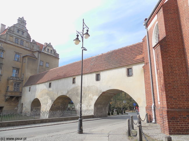 Zamknięty mostek (tunel) nad ulicą, który łączy zamek z kościołem