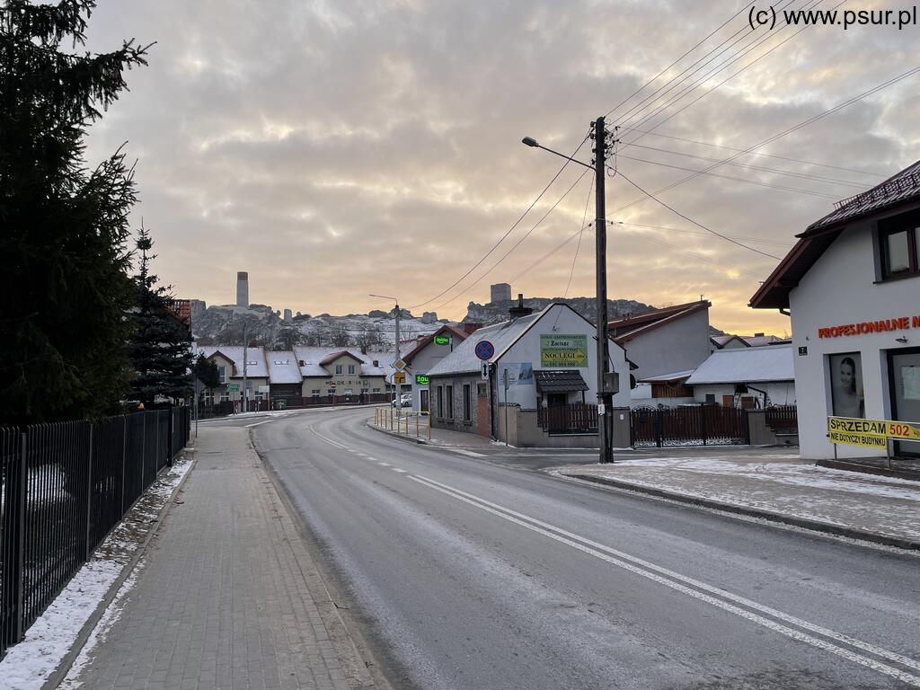 Ulica w miasteczku, w oddali zamek