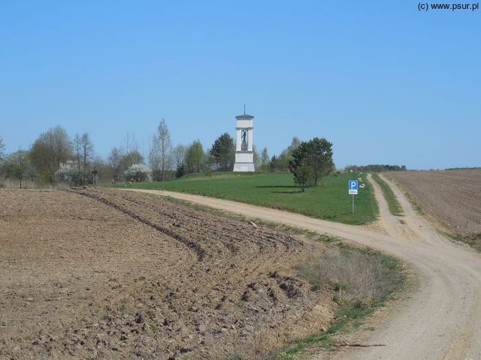 Kapliczka wśród polnych dróg