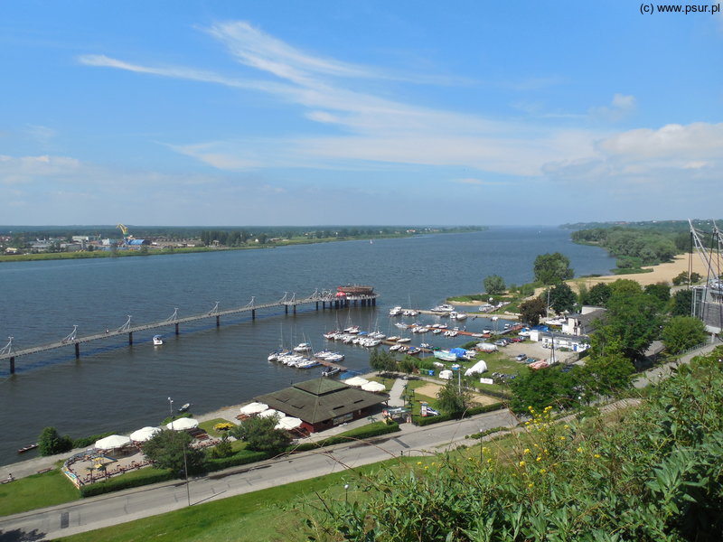 Szeroka Wisła, na niej molo (wzdłuż brzegu) i niewielki port jachtowy