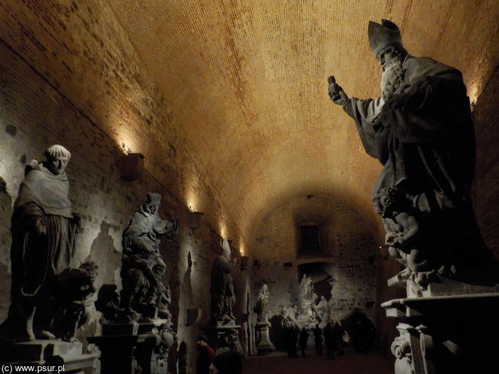 Podziemna sala z wielkimi figurami