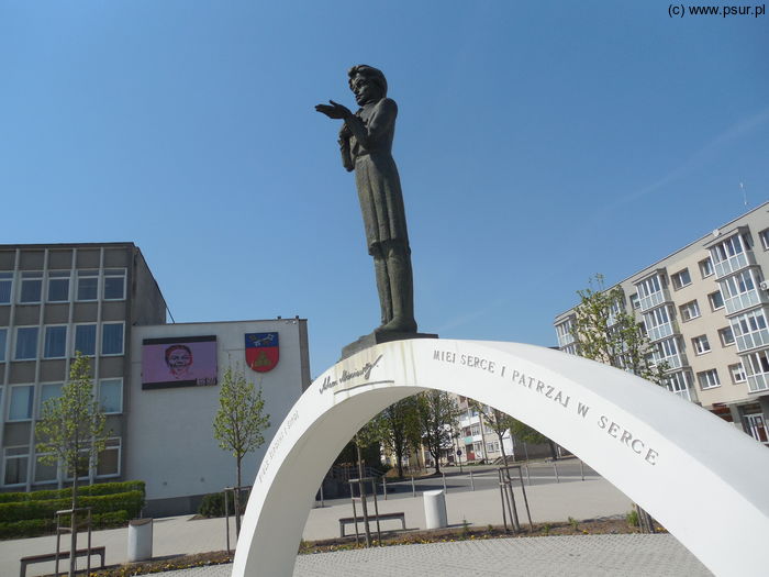 Pomnik Adama Mickiewicza z napisem Miej serce i patrzaj w serce