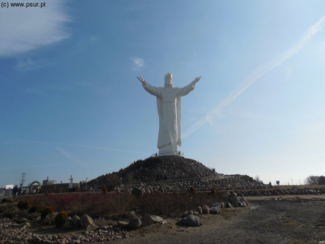 Biała figura Chrystusa Króla na tle błękitnego nieba