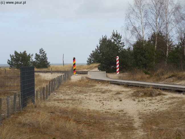 Ścieżka na wydmach między słupami granicznymi