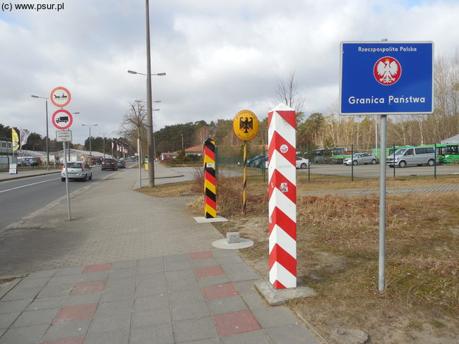 Tabliczki graniczne Polski i Niemiec przy szosie