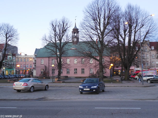 Budynek z wieżyczką na środku dachu