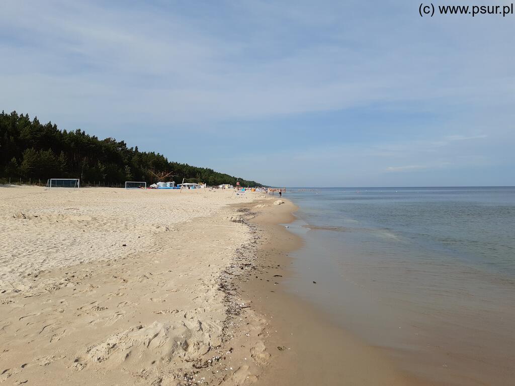 Szeroka, mało zatłoczona plaża