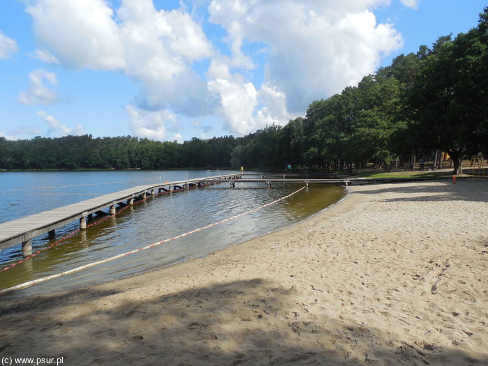 Piaszczysta plaża nad jeziorem