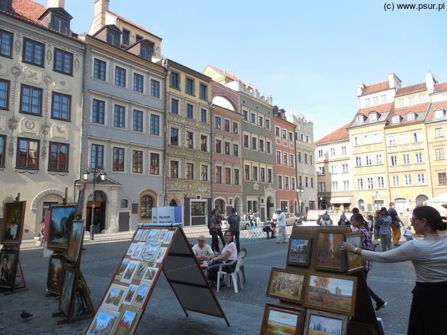 Kamienice Rynku, artyści sprzedają przed nimi swoja obrazy
