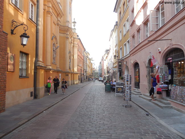 Wąska uliczka wśród kamieniczek Starego Miasta