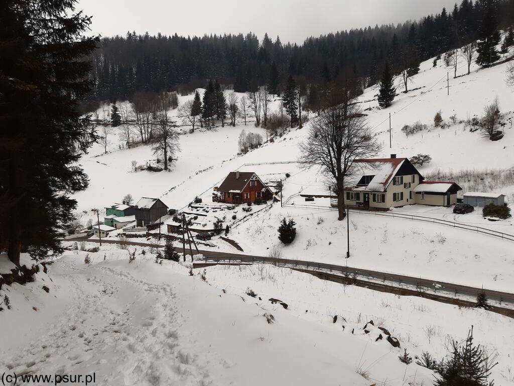 Chaty na górskim zboczu