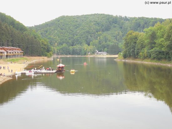 Widok na dwa kąpieliska nad Jeziorem Bystrzyckim