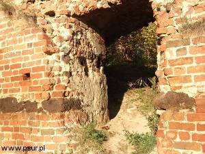 Wejście do środka ruin