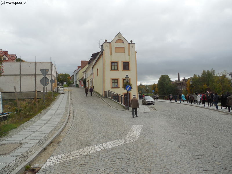 Wąskie kamieniczki przy bulwarze