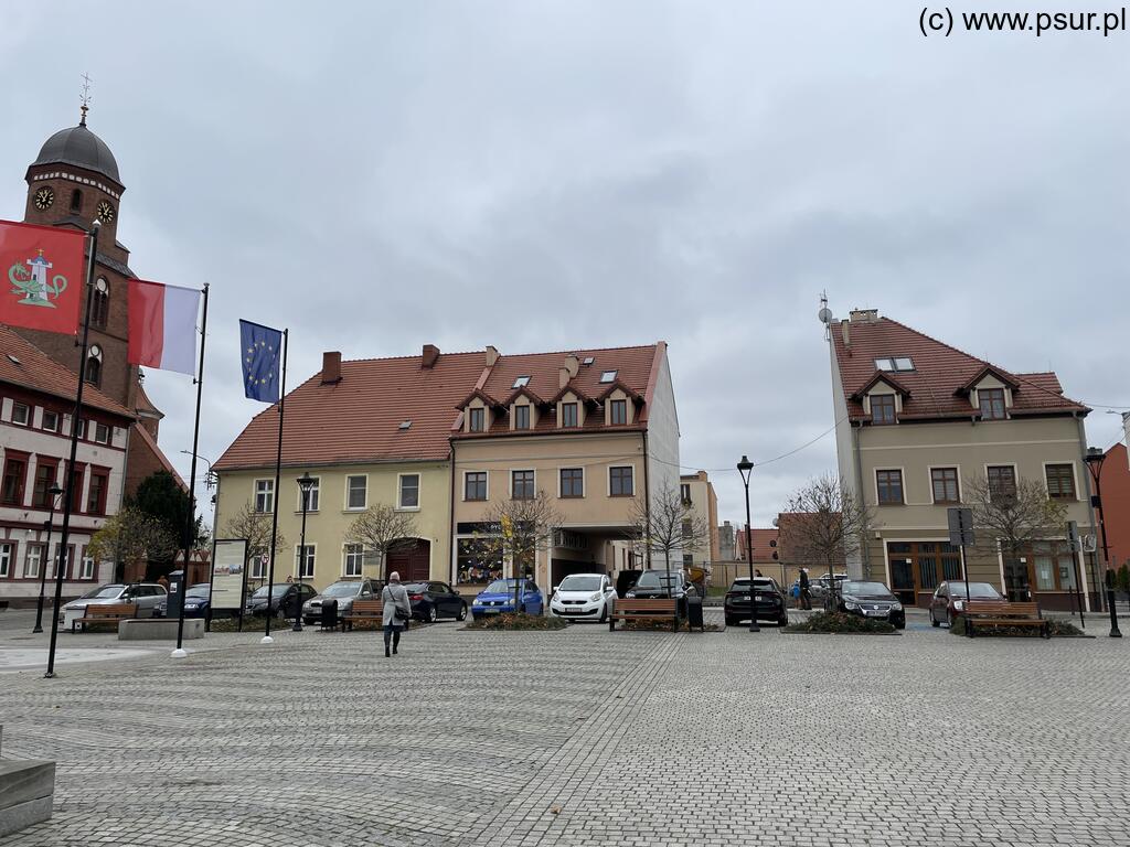 Kamieniczki, ale zamiast jednej z nich jest pusto