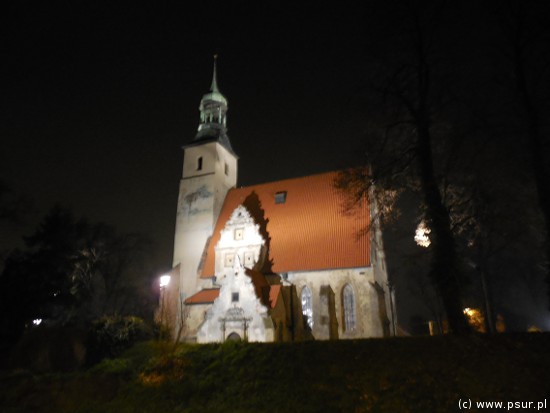 Kościół w Żórawinie po zmroku